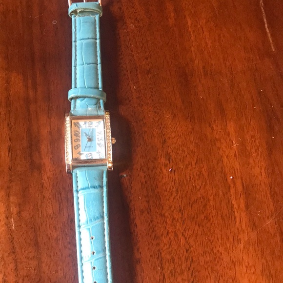 Avon Quartz Watch beautiful blue - Picture 1 of 4